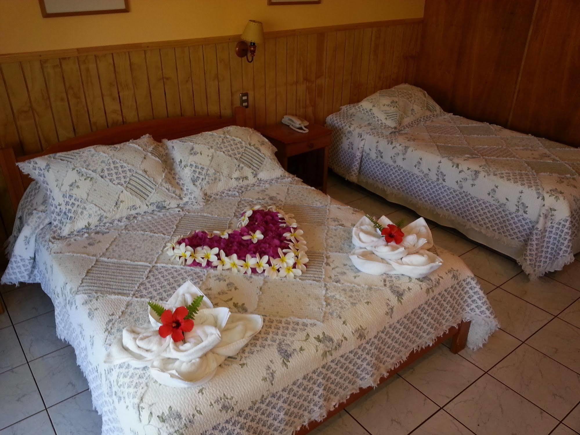 Hotel Manutara Hanga Roa Esterno foto