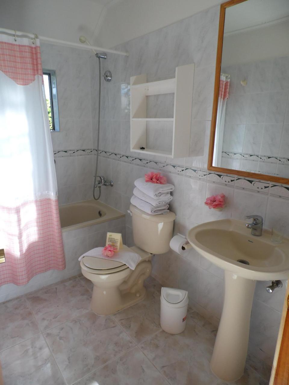 Hotel Manutara Hanga Roa Esterno foto