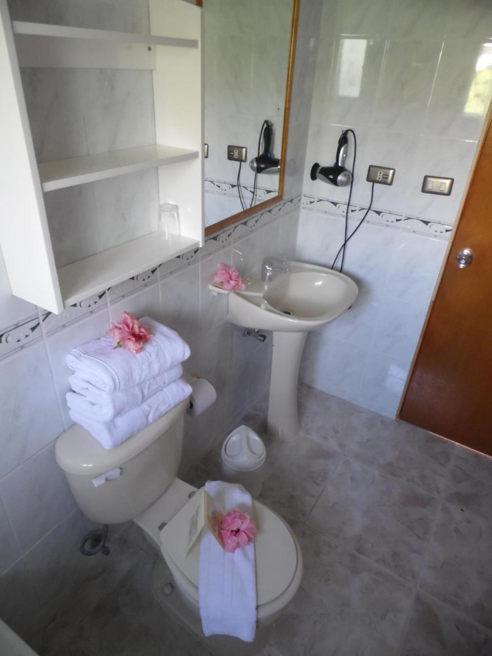 Hotel Manutara Hanga Roa Esterno foto